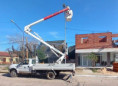 Arduo trabajo de Luminotecnia municipal para reponer luminarias